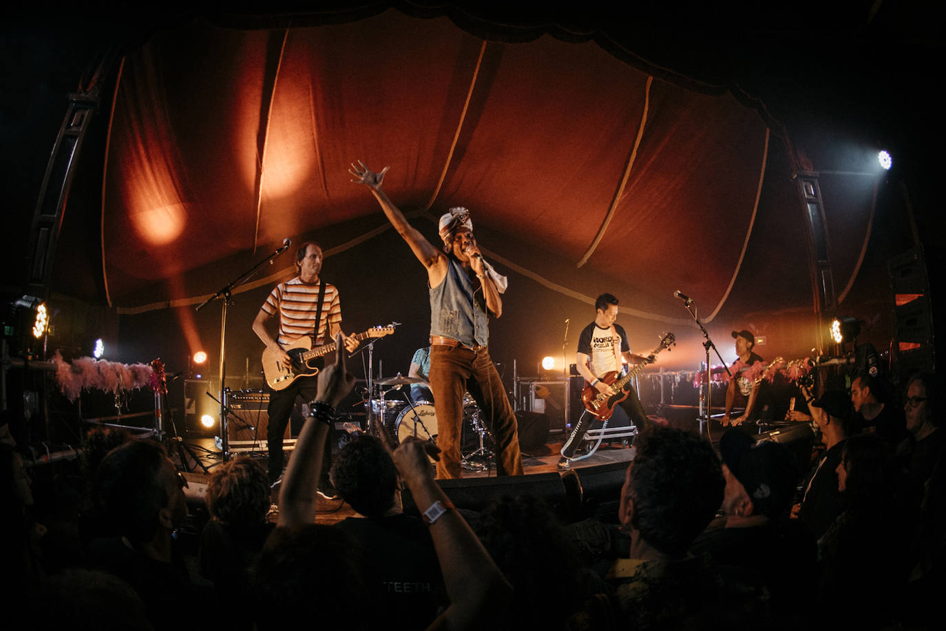 El cuarteto actuó en la carpa del Trashville a la misma hora que Iggy Pop.