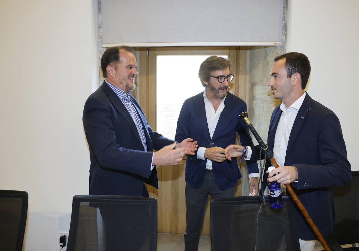 El alcalde del PP, Daniel García, recibe las felicitaciones de Carlos Iturgaiz e Iñaki Oyarzabal con el bastón de mando en la mano.