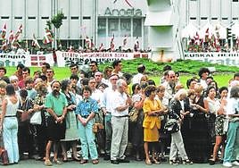 Concentración de Gesto por la Paz en San Sebastián y contramanifestación enfrente.