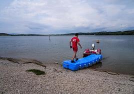 Un socorrista se acerca a su lancha de rescate en la playa de Garaio este domingo