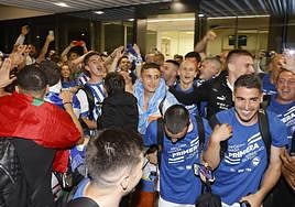 La plantilla albiazul fue jaleada nada más aterrizar en Foronda.