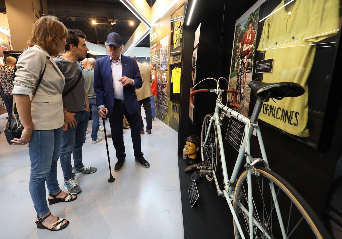 Exposición del equipo ciclista del Athletic en San Mamés