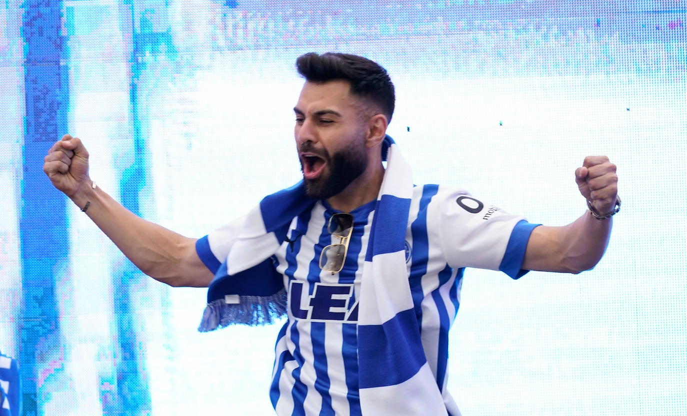 La celebración del ascenso desde el autobús del Alavés