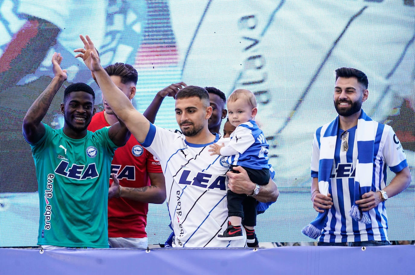 La celebración del ascenso desde el autobús del Alavés