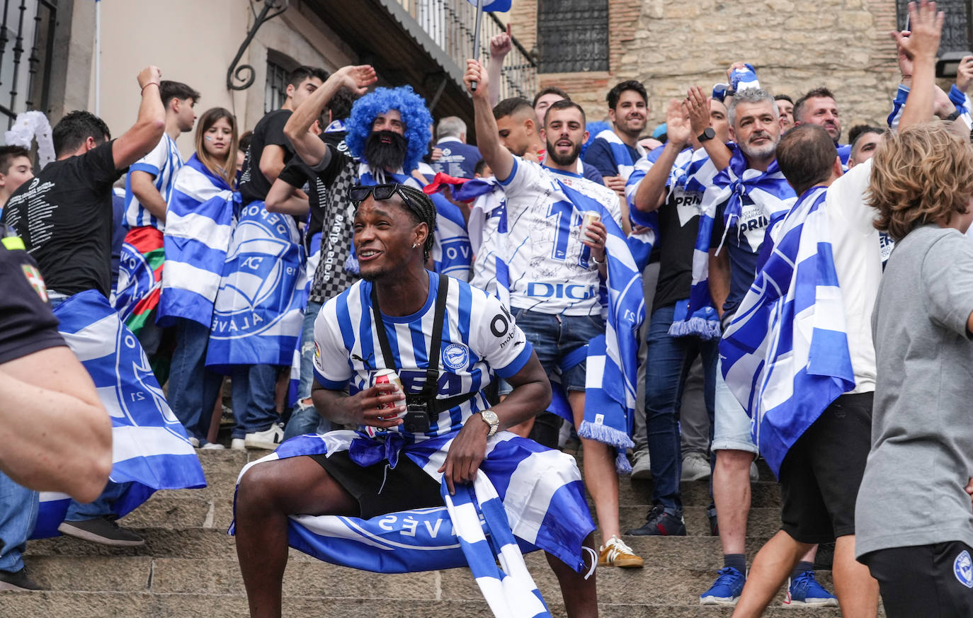 La celebración del ascenso desde el autobús del Alavés