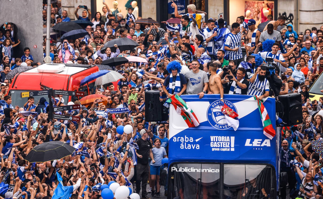 La celebración del ascenso desde el autobús del Alavés