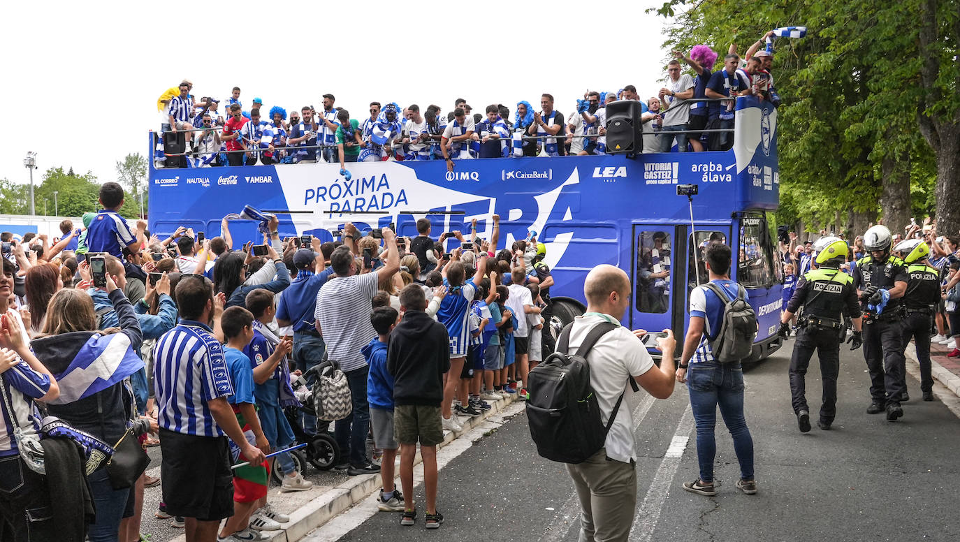 La celebración del ascenso desde el autobús del Alavés