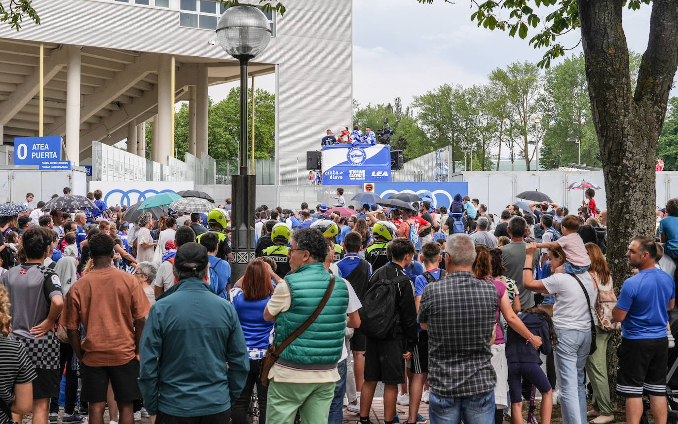 La celebración del ascenso desde el autobús del Alavés