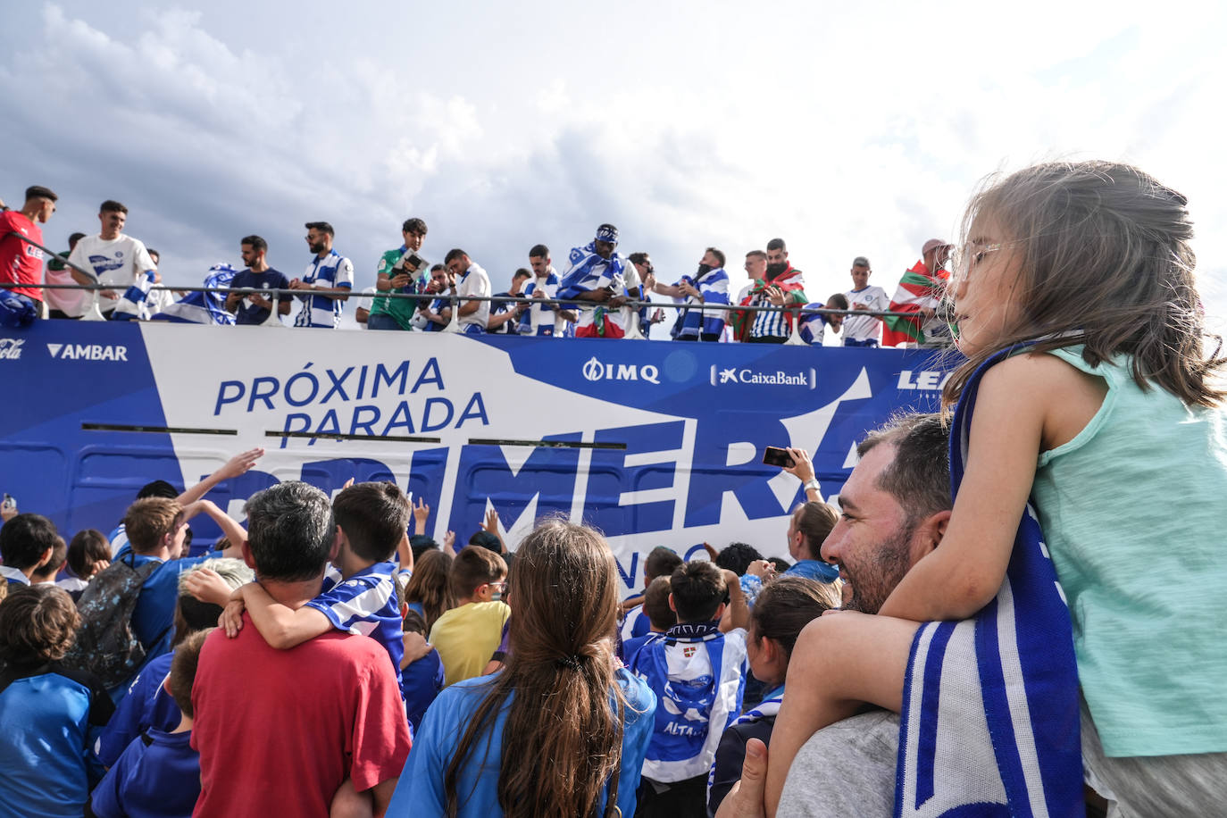 La celebración del ascenso desde el autobús del Alavés