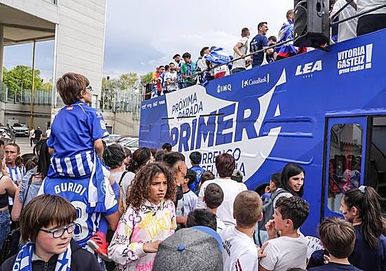 Los vídeos de la fiesta del Alavés: autobús, Virgen Blanca...