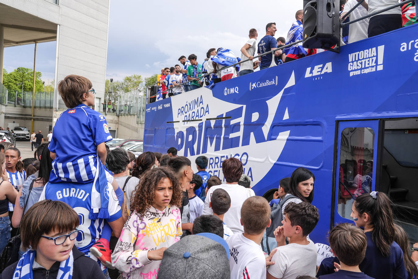 La celebración del ascenso desde el autobús del Alavés