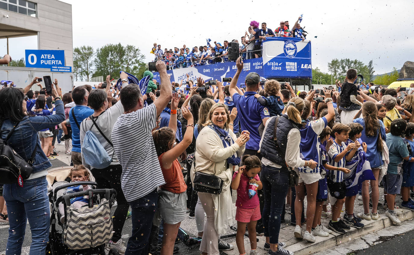 La celebración del ascenso desde el autobús del Alavés