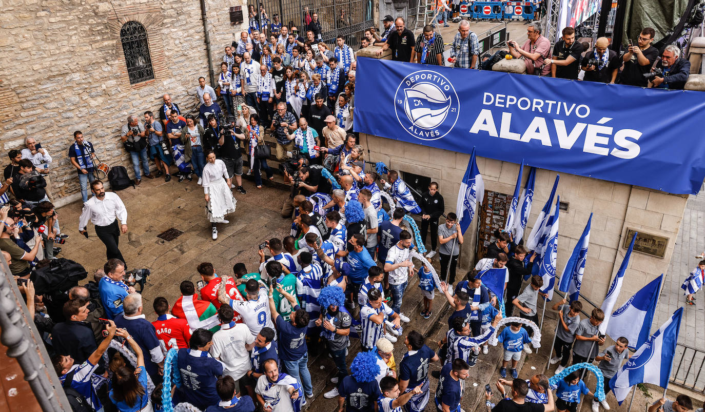 La celebración del ascenso desde el autobús del Alavés