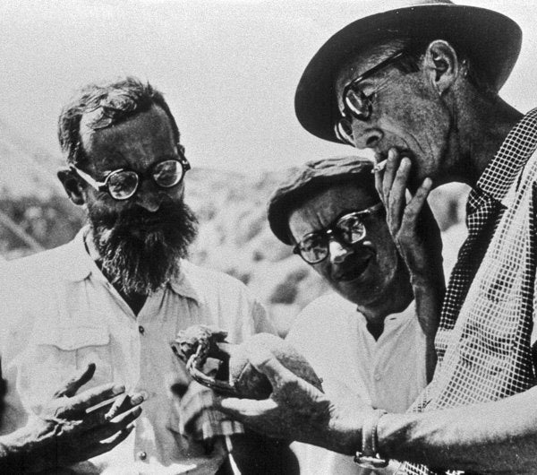 Roland de Vaux, a la izquierda, con Jozef T. Milik y Gerald Lankester Harding en las excavaciones de Qumran.