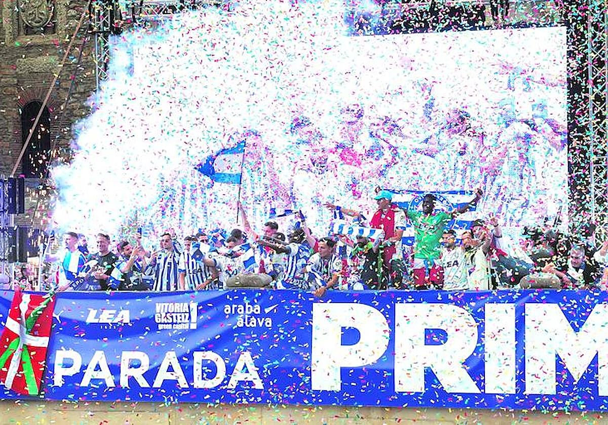 Alborozo. La plantilla del Alavés arenga a la afición desde la balconada.
