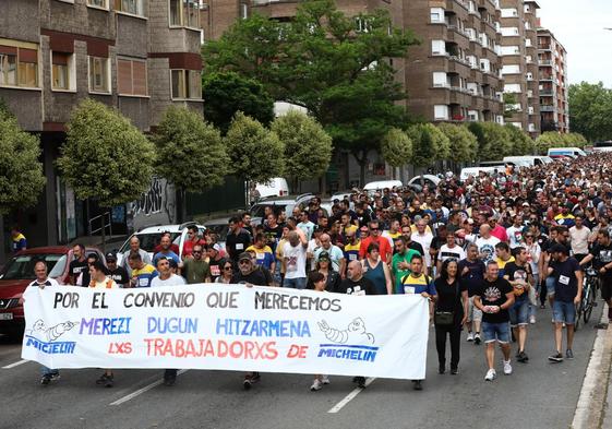 Manifestación de los trabajadores de Michelin por las calles de Zaramaga.