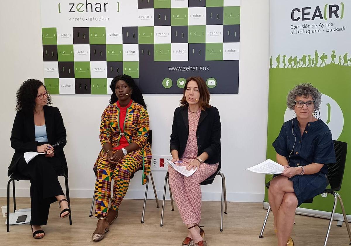 Naiara Gutiérrez (Zehar), la marfileña Marie-Ange Bilihe, Arantza Chacón (Zehar) y Elena Valverde (CEAR), durante la rueda de prensa.