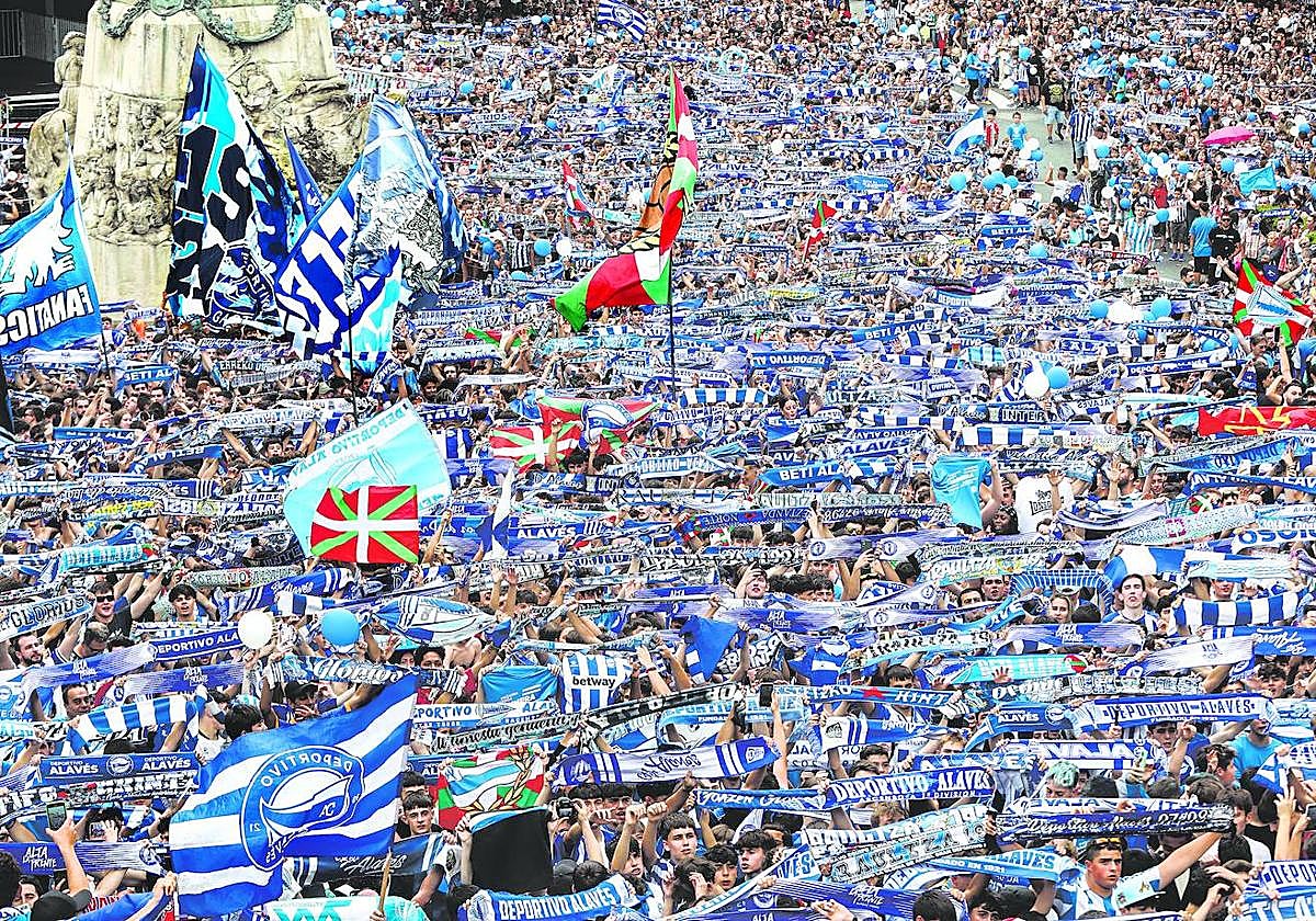 Los hinchas, con las bufandas al cielo, cantan el himno del Alavés en uno de los momentos más emocionantes de la tarde.