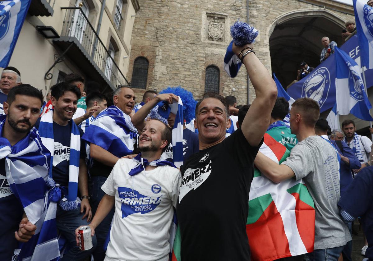 Luis García celebra el ascenso en la escalinata de San Miguel.