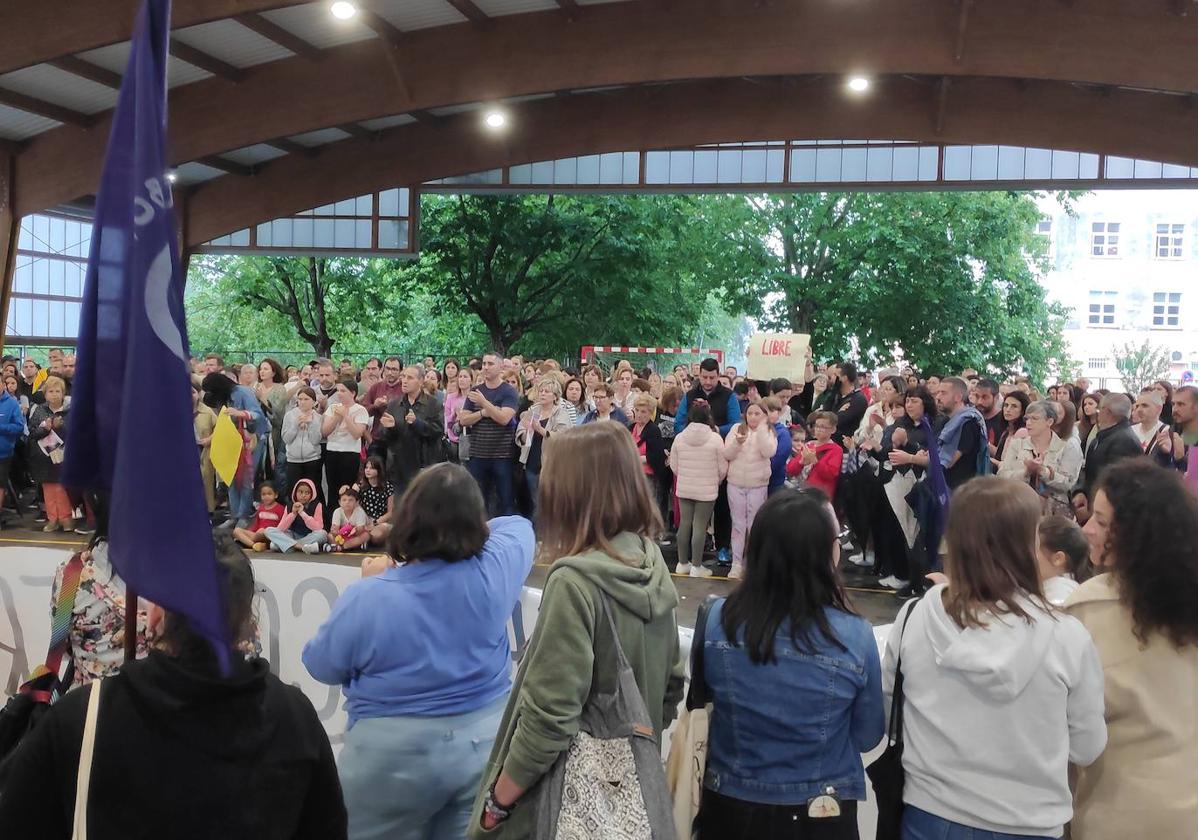 Centenaras de personas en la concentración que tuvo que celebrarse bajo techo por la lluvia.