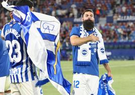 Villalibre se lleva la mano al pecho para agradecer el apoyo tras el ascenso a Primera.