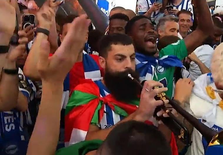 Villalibre le da a la trompeta rodeado por sus compañeros.