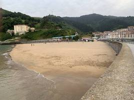 En la playa de Arrigorri en Ondarroa el baño está prohibido durante estos días.