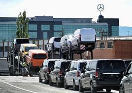 Hilera de furgonetas listas para su salida de la planta vitoriana.