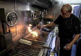 Víctor Arguinzóniz, en el asador Etxebarri.