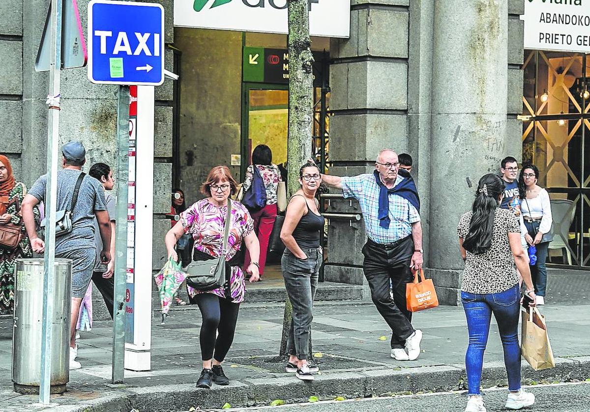 Parada de taxis vacía ayer por la tarde en Hurtado de Amezaga, junto a la estación de Abando.