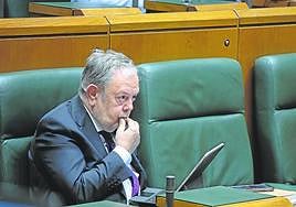 El consejero de Economía y Hacienda, Pedro Azpiazu, en el Parlamento vasco.