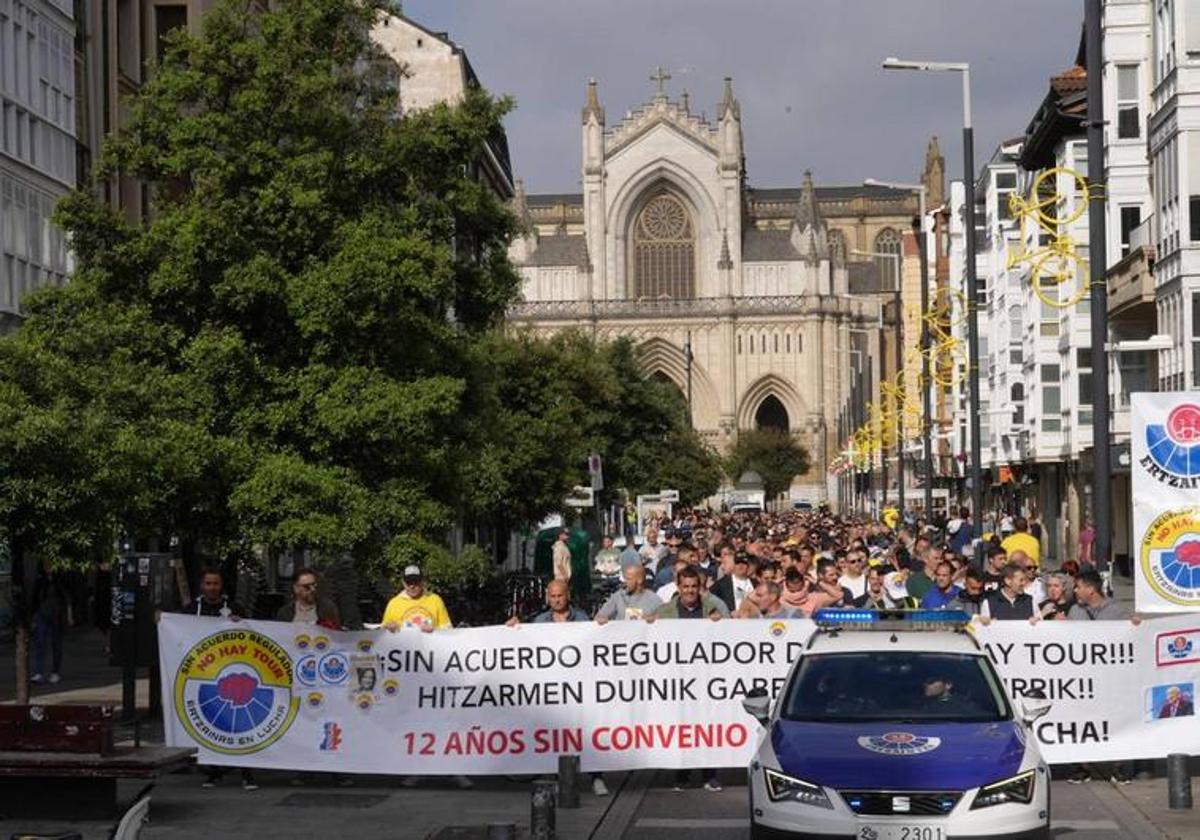 Una manifestación con 2.500 personas rodeó el Parlamento vasco el pasado jueves.