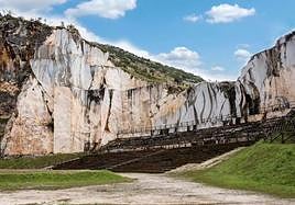 Pozalaguako agertokia, Karrantzako kobazulo ospetsuen sarreraren ondoan.