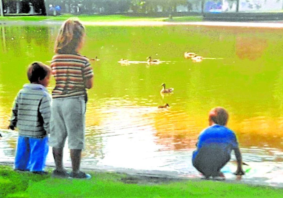 Niños junto al estanque de San Martín por Fernando Ascacibar.