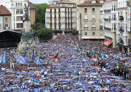 Imagen de la plaza de la Virgen Blanca en la celebración del ascenso del Alavés a Primera.