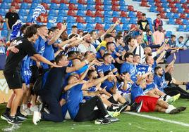 La plantilla albiazul celebra el ascenso en el Ciutat de Valencia.