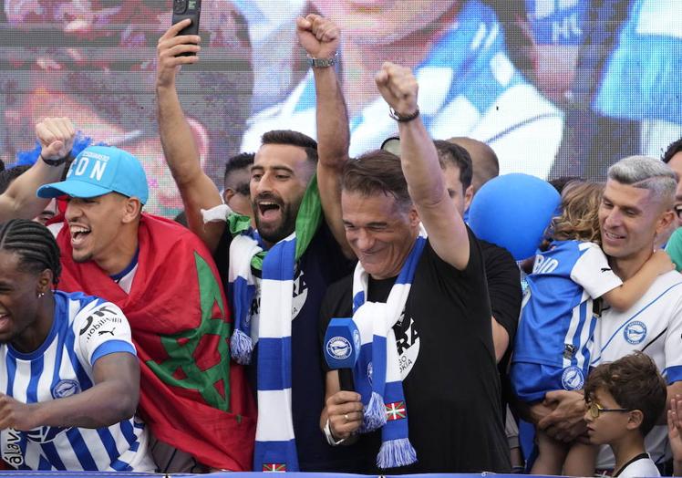 Luis García Plaza saluda a la afición desde la balconada de San Miguel.