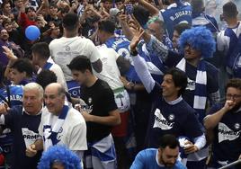 Sergio Fernández celebra el ascenso en el autobús del equipo.