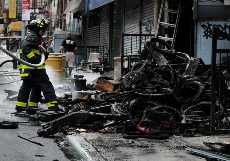 Bomberos sofocan el incendio de bicis eléctricas en Chnatown (Nueva York) que costó la vida a cuatro personas.