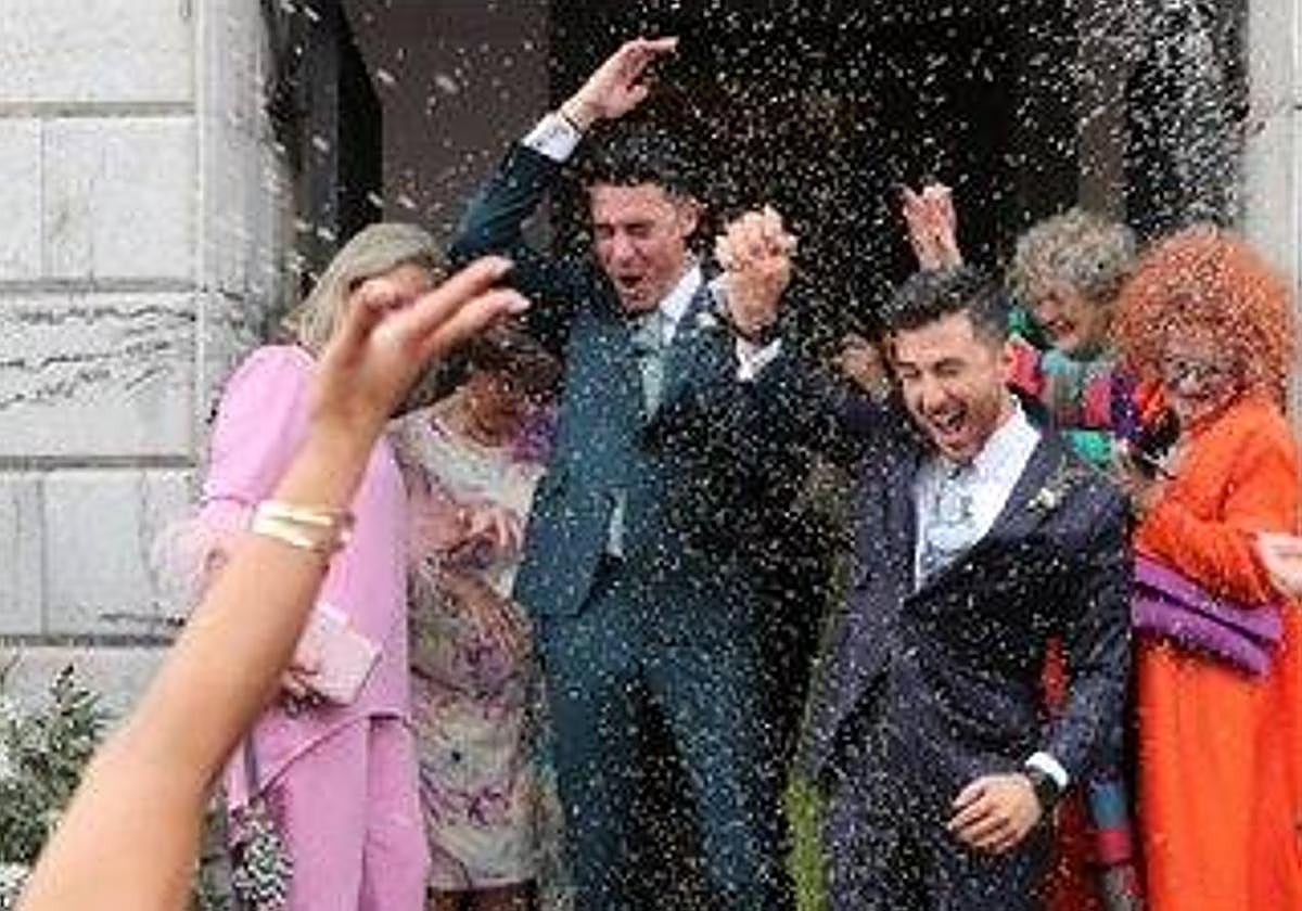 Boda del alcalde socialista de Cudillero, Carlos Valle, y su pareja Rafa Oñate, jefe de gabinete del ministro Félix Bolaños.