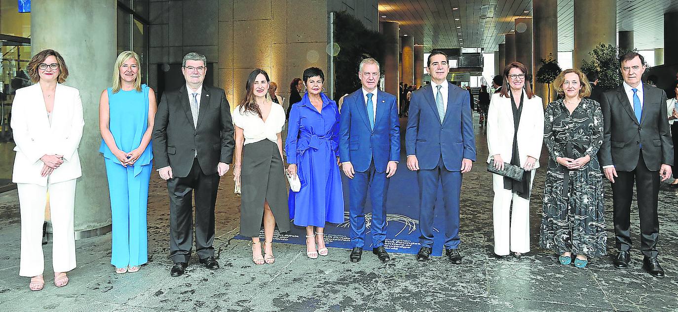 Elixabete Etxanobe, Ana Otadui, Juan Mari Aburto, Bakartxo Tejeria, Lucía Arieta-Araunabeña, Iñigo Urkullu, Carlos Torres Vila, Mireya Uribeetxebarria, Eloisa del Pino y Rafael Pardo. 