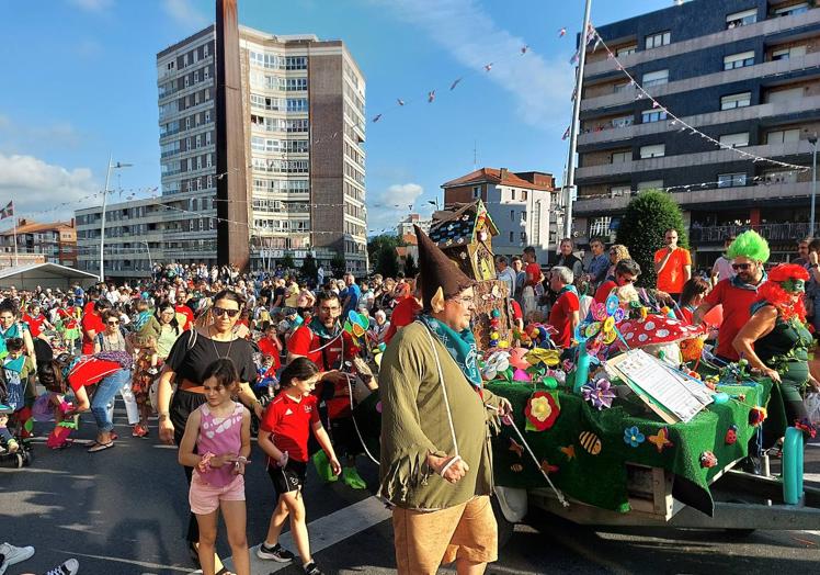 Imagen principal - Cientos de personas han disfrutado del arranque de las fiestas. 