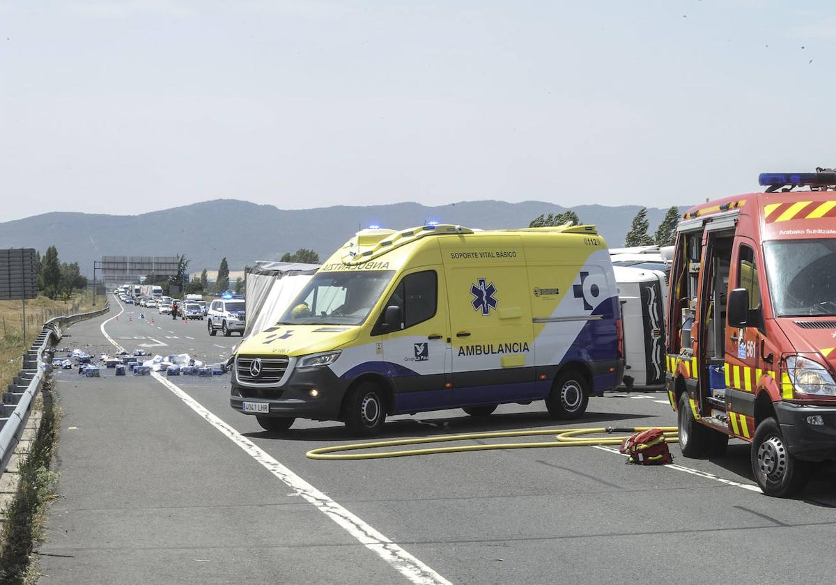 Una ambulancia ajena a la información interviene tras un accidente.