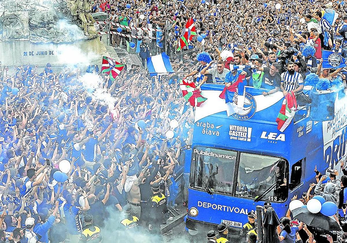 El Alavés llega en autobús descapotable a la plaza de la Virgen Blanca el pasado lunes.