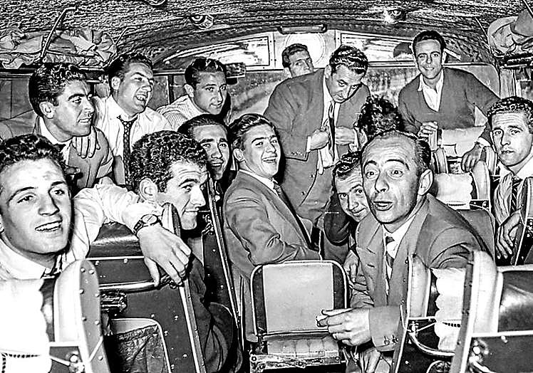Los jugadores regresan de La Felguera tras el ascenso a Primera en 1954.