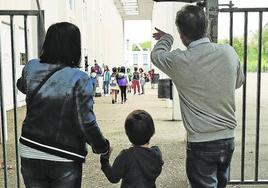 Una familia en el acceso a un colegio de Vitoria.