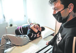 El padre de 'Alex' observa el emotivo abrazo en el que su hijo Alexandru Ionita se funde con su madre.