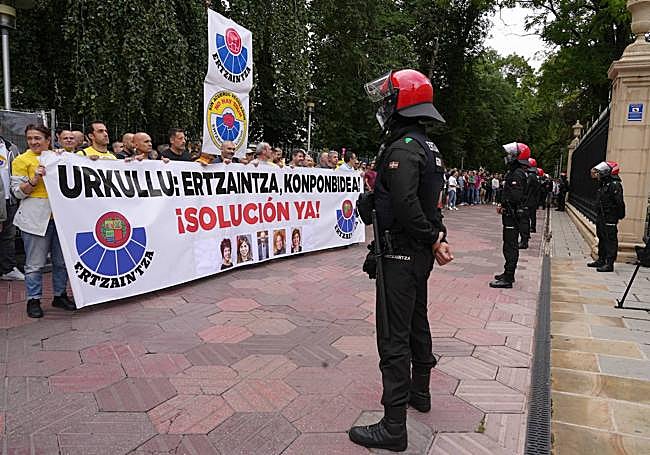 La protesta ha terminado en uno de los laterales del Parlamento vasco.