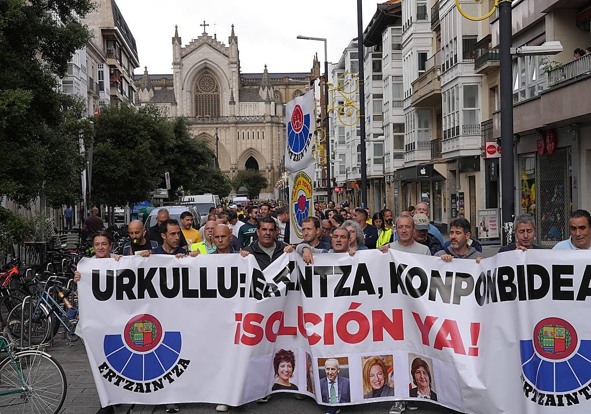 Cabeza de la nueva protesta de los ertzainas por el centro de Vitoria.