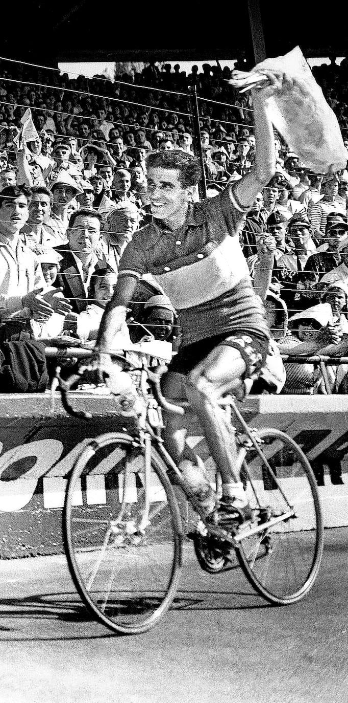 Imagen - Ganador. 'El Águila de Toledo' dando la vuelta al Parque de los Príncipes en París tras imponerse en la ronda gala.